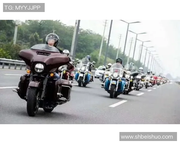 足球明星骑摩托展现激情与速度的完美结合引领年轻人的潮流风尚